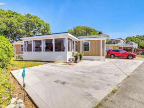 Walk to Ocean: Myrtle Beach Home w/ Screened Porch