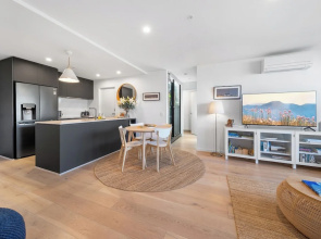 cozy 2BR with free parking & wifi