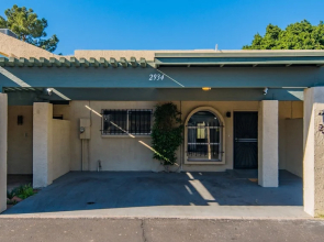 Sleek 2BR Townhome Central Phx by WanderJaunt