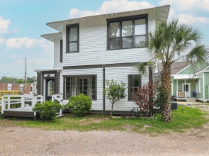 Aerie Loft: Cozy 1-bedroom Retreat in Biloxi, Perfect for Couples!