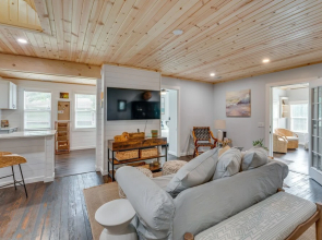 Welcoming Williams Bay Cottage w/ Deck & Fire Pit!
