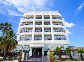 Aurasia SeaSide Hotel