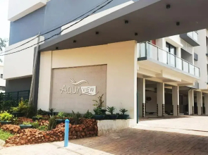 Modern 2-bedroom unit with pool and beach access