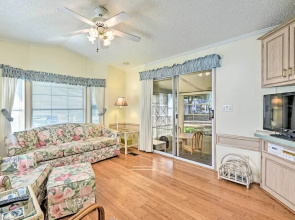 Bright Home: Pool Access & Screened-in Porch!