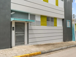 Modern 2 BR Apt Great Location Smart TV AC