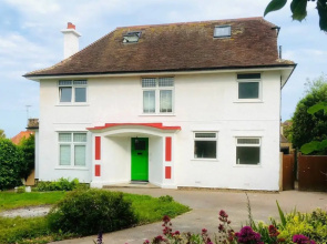Inviting 5-bed House in Eastbourne