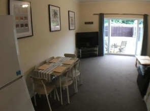 4 Bedrooms, 3 Bathrooms, Comfy beds, 5 Netflix TVs & VAN PARKING