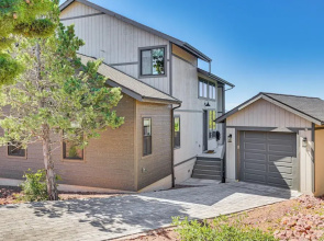 Views & Hot Tub: 'pineberry Modern' Luxury Home
