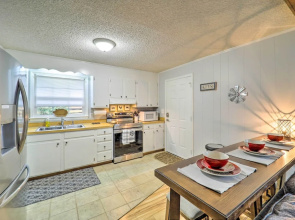 In Golf Community w/ Pool Access: Newland Cabin