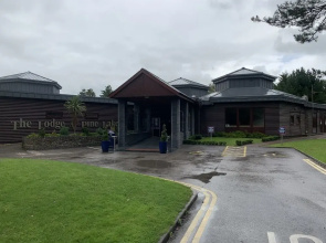Keer Side Lodge, Luxury lodge with private hot tub at Pine Lake Resort