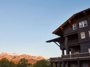 Glacier Park Lodge