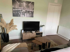 Entire Stylish 1 Bedroom Flat with Free Parking