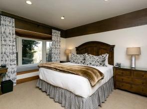 Luxury Four Bedroom Multi-Level Townhouse with Hot Tub 4 Townhouse by RedAwning