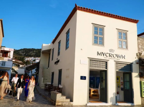 MyCrown Suite, Luxurious apartment with sea view located at the port of Hydra