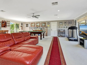 Noble Willow Estate Lovedale. Super Spacious, with views and pool