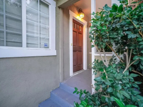Stylish 2 Bed & 2 Bath at the Heart of Hollywood with Free Parking - One Car only