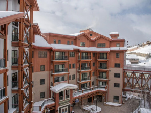 Large 3 Bedroom Bathroom In Mountaineer Square Condo - No Cleaning Fee! by RedAwning