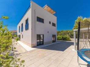 Five-Bedroom Holiday Home in Okrug Donji