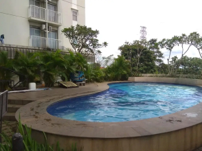 Homey Studio Apartment with Pool View at Bogor Valley By Travelio