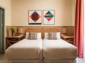 Abril Hotel