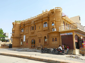 OYO 9933 Hotel Meera Mahal