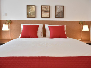 NEW!Central w/ sunny terrace - 9 min walk Trindade