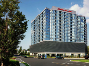 Hampton Inn & Suites Teaneck Glenpointe