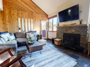 San Sierra 26 Pet-Friendly, Mountain Modern, Walk to The Village by RedAwning