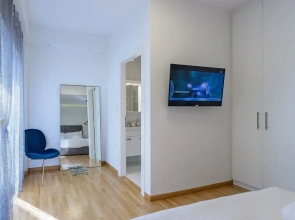Lush Sapphire apt in the heart of Athens