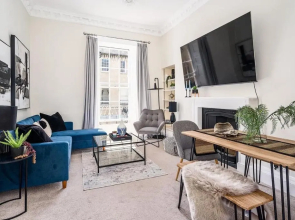 BRAND NEW LISTING Beautiful 2 bedroom apartment