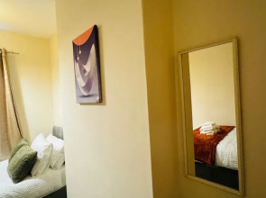 2 Bedroom House - Sleeps 4 - Free Parking, Wifi