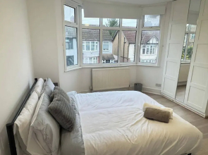 Charming Luton Home for Families & Business Stays