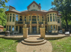 Champagne Taste 6 Bedroom House