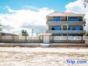 Uroa Beachfront 2BR • Balcony • Free Wi-Fi