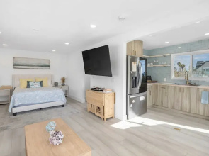 Walk to the Sand! Ocean Views, Balcony & Parking Sunset Surf