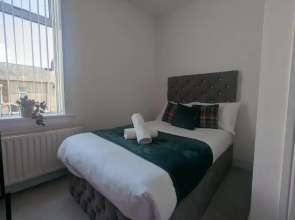 Charming Newcastle Home With Garden, Perfect for Families & Contractors