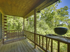 Secluded Studio w/ Deck ~ 8 Miles to Beaver Lake!