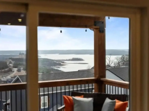 Modern Getaway w Hot Tub Arcade Stunning Views