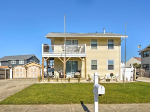 Coastal Brigantine Retreat - Walk to Beach!