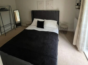 Stunning 2-bed Apartment in Crawley