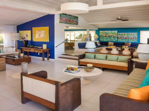 Deslumbrante Casa de Frente para Praia de Manguinhos com Seis Quartos