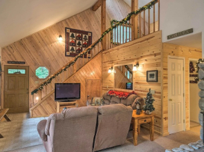 Cozy Camp Connell Cabin: Large Game Room & Decks!