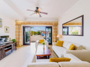 2BR Townhouse 3min Walk 2 Eaglebeach w Pool BBQ