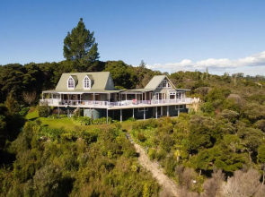 Veronica House - Russell Holiday Home