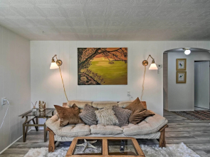 Stylish Dog-friendly Bungalow: Steps to Elk Lake