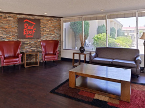 Rodeway Inn & Suites