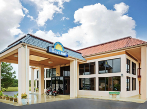 Days Inn by Wyndham Clinton