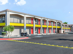 Econo Lodge West - Coors Blvd