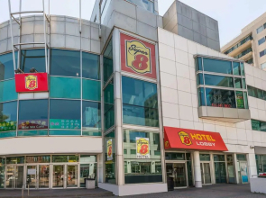 Super 8 by Wyndham Downtown Toronto