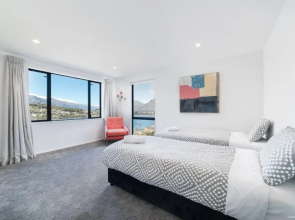 Luxury Retreat at 5 on The Hill